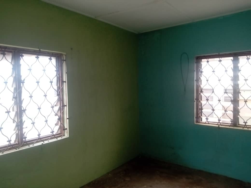 Letting   3bedroom flat in Olubadan Estate Gbagi Ibadan with 2toilets, rubber tiles, wardrobe, p.m, painted two in compound . 