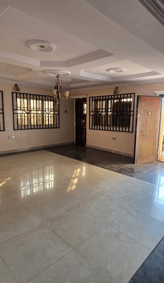 Fresh Direct Letting: 🔥  *Newly Renovated 2 Bedroom flat at Kute, Akala Estate Extension off Wofun Iyana Church Road with all modern facilities, Band A Electricity, 2 in the compound with Borehole Running water.* 