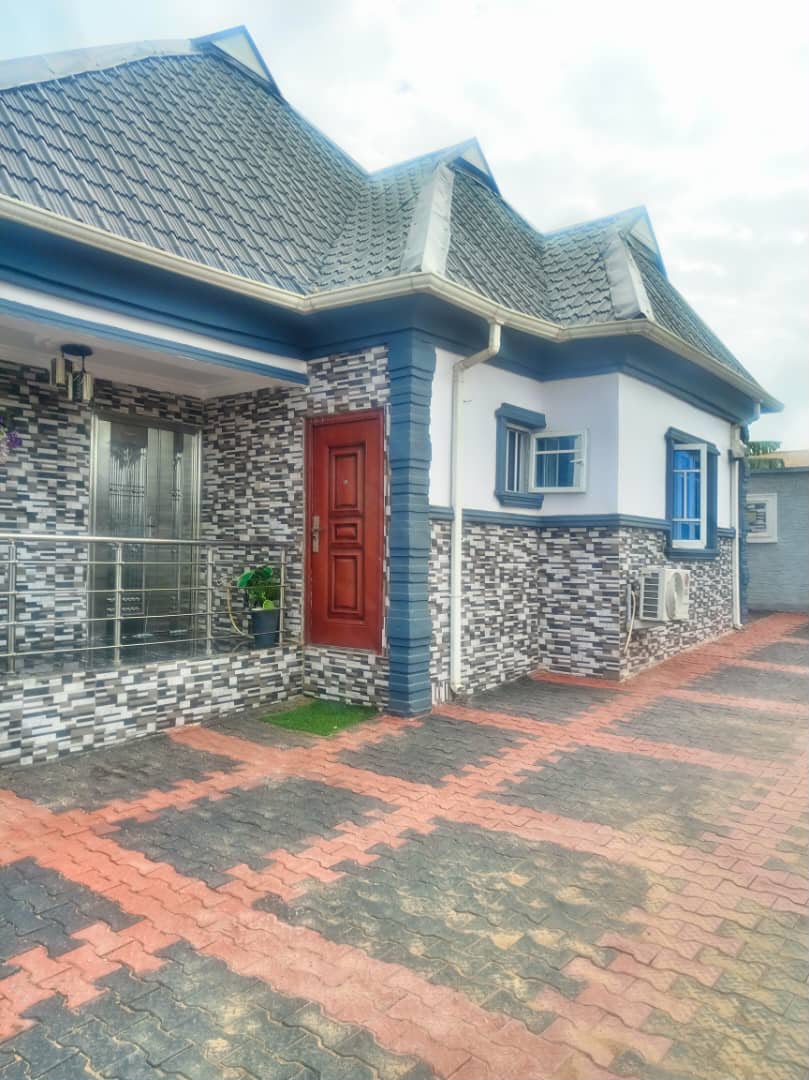 ```Now available to let Oluwo along ife-Ibadan express ```  *A 4-bedroom self compound now available at Oluwo area with all room ensuite, wardrobe, kitchen cabinets, water heater, fully tilled, electric fenced wire, water runing, well fenced and gated *  